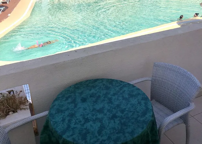 아파트 Amazing Complex Pool View & Relax 아데제